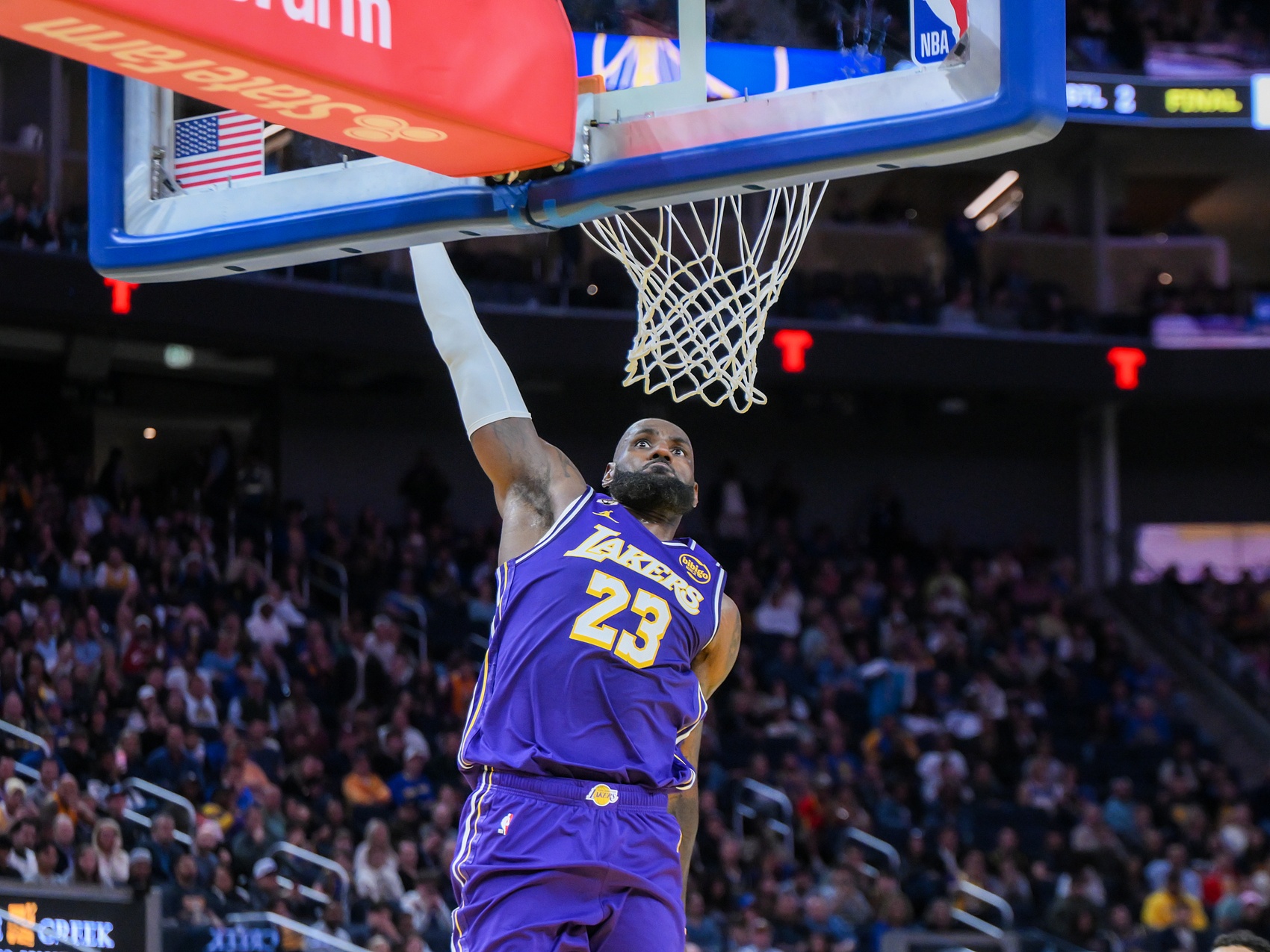 MK体育登录入口-生涯场均20+5+5赛季次数：詹姆斯23次断档领先 第二名仅10次